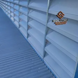 Lanternim Iluminação Durabilidade Lanternim durabilidade do galpão - O lanternim instalado no topo do galpão contribui para a ventilação natural e renovação do ar, além de ajudar a controlar a temperatura interna. Sua presença pode aumentar a durabilidade da estrutura do galpão, reduzindo a umidade e prevenindo o acúmulo de calor, fatores que podem comprometer materiais e equipamentos ao longo do tempo.