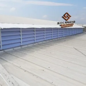 Lanternim Iluminação Durabilidade Lanternim Iluminação Durabilidade - Lanternim instalado em galpão industrial, mostrando o foco na durabilidade da estrutura e na ventilação eficiente.