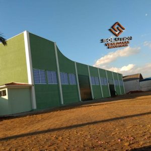 Veneziana Industrial Solução PVC instalada em galpão industrial, proporcionando ventilação contínua, leveza estrutural e proteção contra entrada de água
