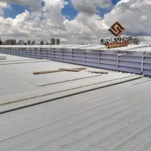 Veneziana Industrial Lanternim Veneziana Industrial Lanternim com proteção contra intempéries, ideal para galpões e ambientes industriais com alta exposição ao clima