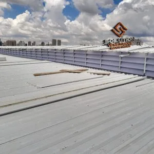 Veneziana Industrial Lanternim com proteção contra intempéries, ideal para galpões e ambientes industriais com alta exposição ao clima