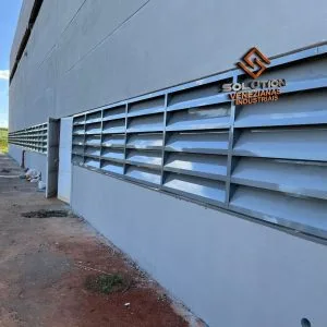 Economia a Longo Prazo com Veneziana Industrial Aço Galvanizado Veneziana Industrial Aço Galvanizado proporciona economia a longo prazo com durabilidade e ventilação eficiente