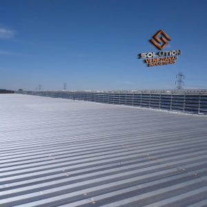 Veneziana Industrial Lanternim Veneziana Industrial Lanternim em aço galvanizado instalada em galpão industrial, destacando suas vantagens em ventilação eficiente, conforto térmico e durabilidade