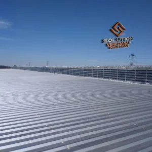 Veneziana Industrial Lanternim em aço galvanizado instalada em galpão industrial, destacando suas vantagens em ventilação eficiente, conforto térmico e durabilidade