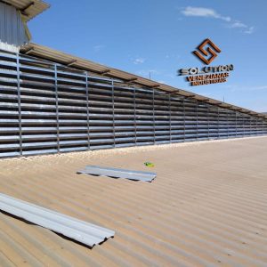 Venezianas Industriais Aço Galvanizado Venezianas Industriais Aço Galvanizado instaladas em galpão industrial, destacando ventilação natural, resistência à corrosão e eficiência térmica com acabamento robusto e durável.