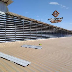 Venezianas Industriais Aço Galvanizado Venezianas Industriais Aço Galvanizado instaladas em galpão industrial, destacando ventilação natural, resistência à corrosão e eficiência térmica com acabamento robusto e durável.