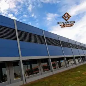 Veneziana Industrial Inovadora A Evolução da Veneziana Veneziana Industrial Inovadora aplicada em fachada de galpão, representando a evolução em ventilação e desempenho térmico para a indústria