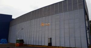 Veneziana industrial em policarbonato sob medida, indicada para galpões e ambientes industriais. Solução de fechamento ventilado que favorece a renovação de ar e a entrada de iluminação natural, com dimensões e acabamento conforme a necessidade do projeto.