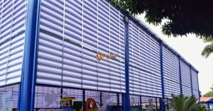 Aleta em Policarbonato Alveolar instalada em estrutura; solicite orçamento e escolha a medida ideal para seu projeto.