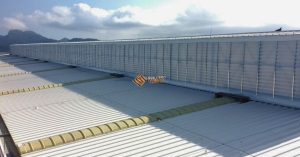 Lanternim com ventilação natural e entrada de luz controlada instalado em cobertura de galpão industrial