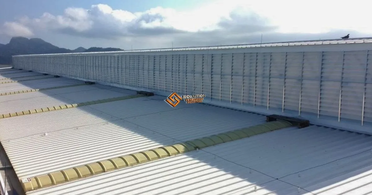 Lanternim com ventilação natural e entrada de luz controlada instalado em cobertura de galpão industrial