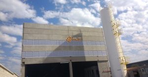 Aletas para Venezianas Industriais instaladas em veneziana metálica; peça orçamento e encontre a medida ideal para seu projeto.